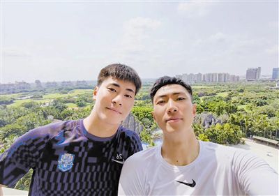 扒开肥白的屁股啪啪